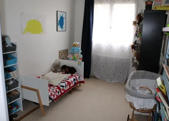2 Bedroom Apartment With Balcony / Park Buttes Chaumont /Jourdain